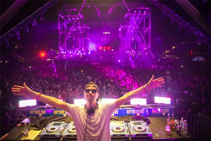 Noizefield Live#08 – Nature One 2016 – Red dancing flames – The Review