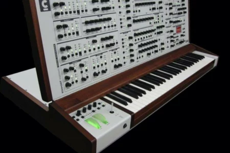 Featured image for “Schmidt Eightvoice Analog Synthesizer by Schmidt Synthesizer”